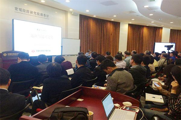 AI周报|巴菲特称不会将全部赌注押在AI上;苹果重组AI部门