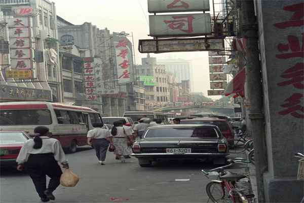 A股三大股指收跌：银行板块逆势走强，地产股领跌